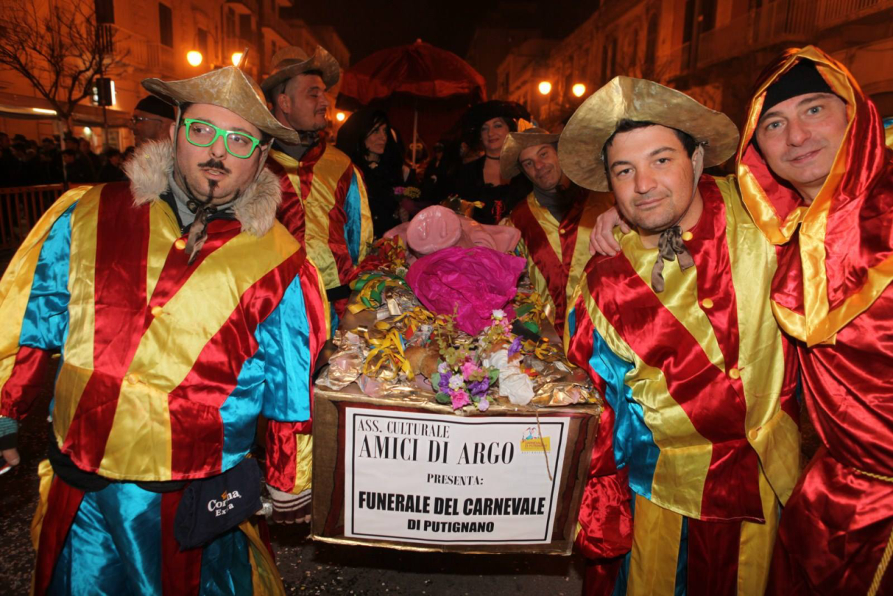 Foliões participam do "Velório do Carnaval". Foto: Reprodução/Facebook