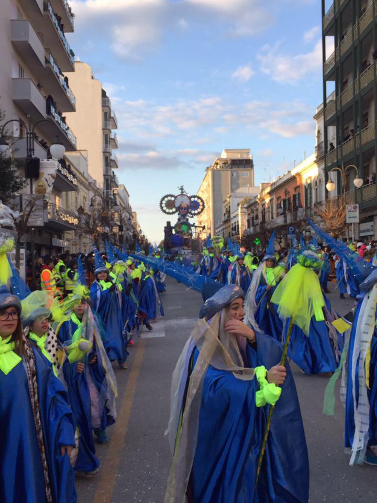 Pessoas desfilam no Carnaval de Putignano. Foto: Reprodução/Facebook