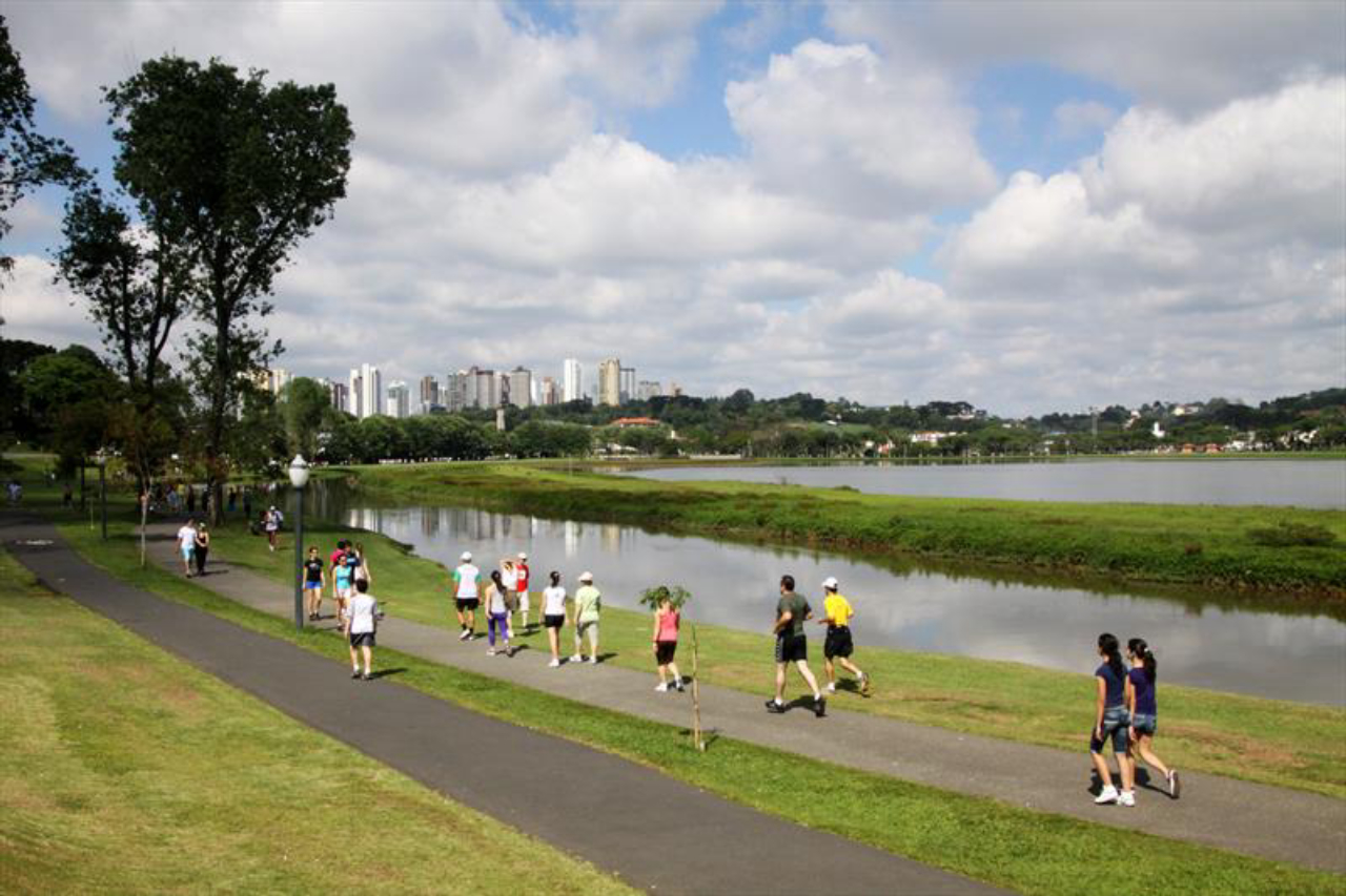 Pistas de corrida nos parques são recomendadas para exercícios e atividades por sua regularidade. Foto: Divulgação/Prefeitura de Curitiba.