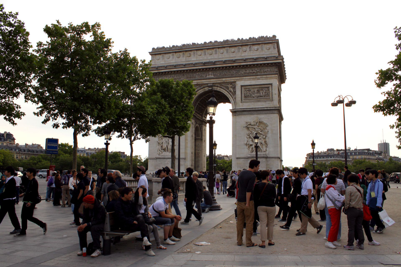 Turistas em frente ao Arco do Triunfo, na capital francesa. Foto: Valterci Santos/Gazeta do Povo