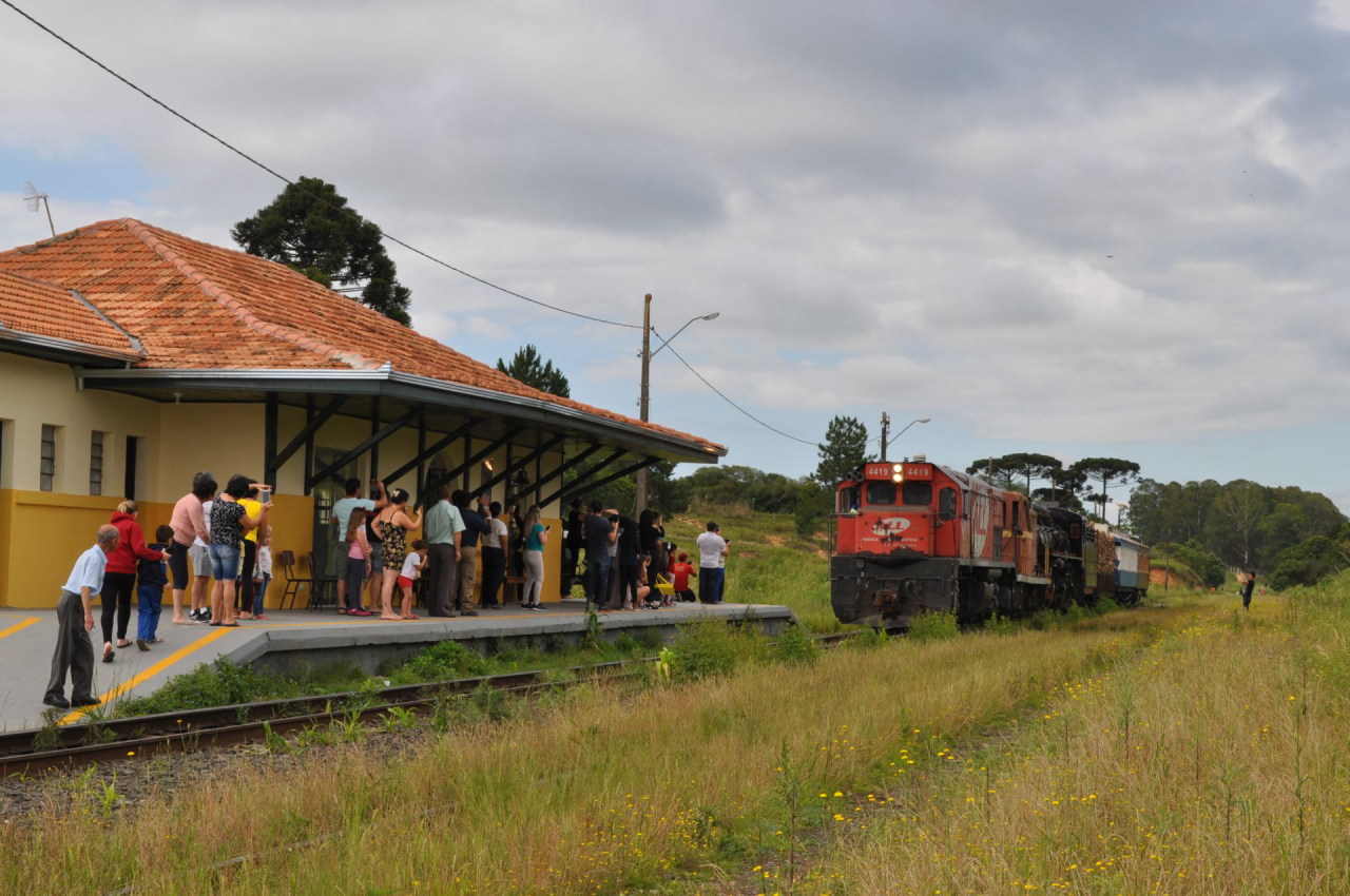 Público observa uma locomotiva a diesel que chega à Lapa. Há 20 anos, o transporte de carga é o único feito nas ferrovias da cidade. Foto: Arquivo Prefeitura da Lapa