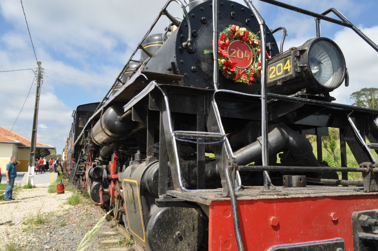 Maria-fumaça parada ao lado da estação da Lapa. Foto: Arquivo Prefeitura da Lapa