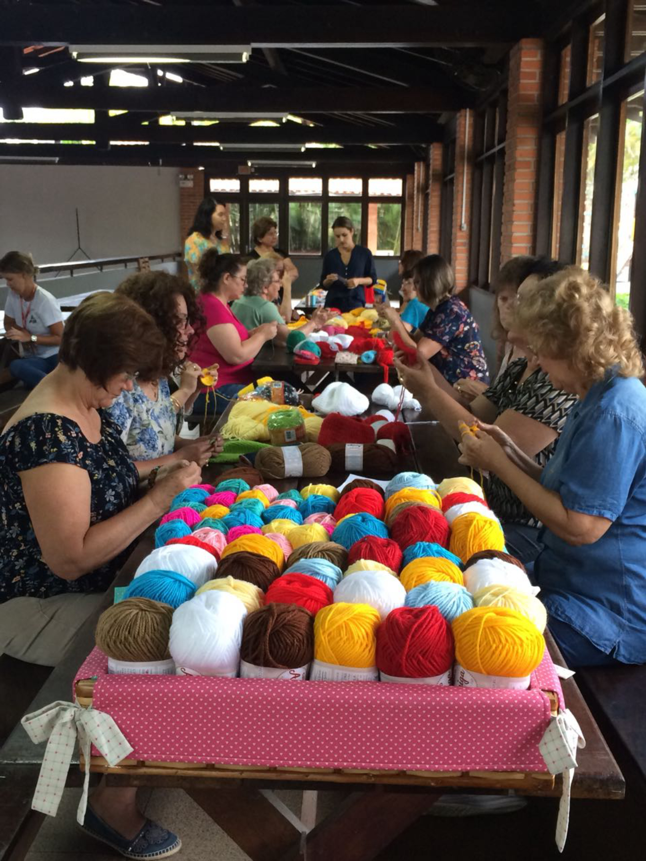 Voluntárias concentradas em produzir o máximo de perucas possível para doação. Foto: Círculo S/A / Divulgação