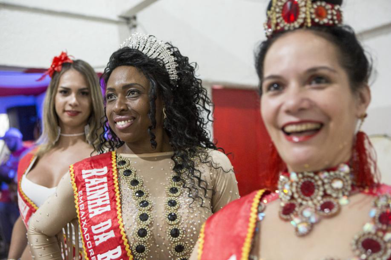 Saphira Molina (Madrinha da Bateria), Cristiane Magalhães (Rainha da Bateria) e Simone (Rainha da Escola). Foto: Marcelo Andrade / Gazeta do Povo.