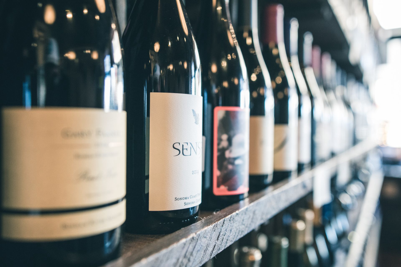 Vinhos e cervejas podem ser trazidos, desde que respeitem a quantidade limite por passageiro. Foto: Scott Warman/Unsplash