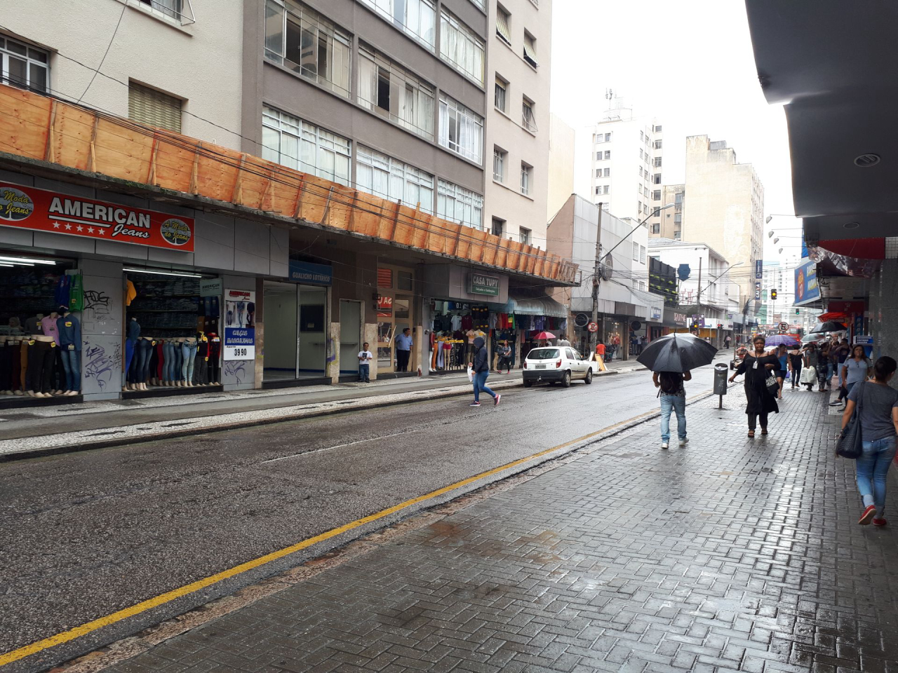 A rua Pedro Ivo tem lojas de roupas, lanchonetes e briquebraques de imigrantes chineses e coreanos. Foto: Guilherme Grandi/Gazeta do Povo.