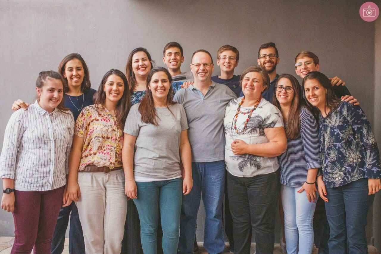 Ozana e o marido, Sérgio, com seus 11 rebentos. Foto: Arquivo Pessoal