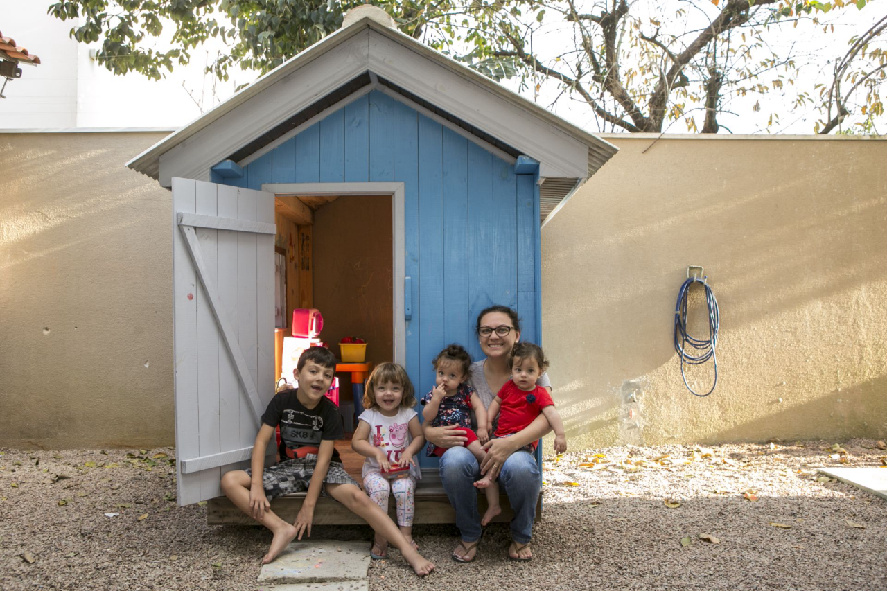 Felipe, Manuela, Isabela e Gabriela brincam no quintal de casa com a mãe, Luiza. Foto: Marcelo Andrade/Gazeta do Povo