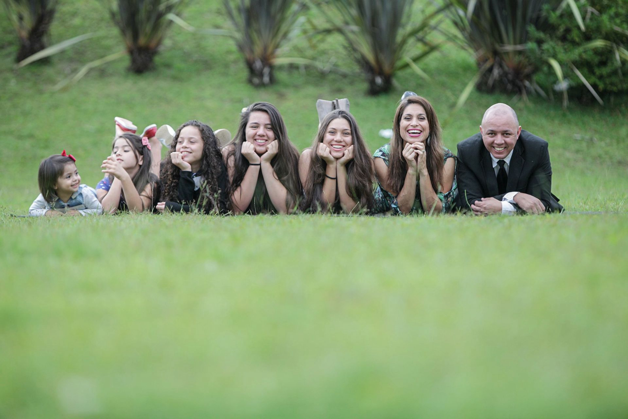 Da esquerda para a direita, toda a prole de Caroline e Sérgio. Pietra (dois anos), Rafaella (oito anos), Fernanda (nove anos), Isabella (13 anos) e Maria Eduarda (16 anos). Foto: Jonathan Campos