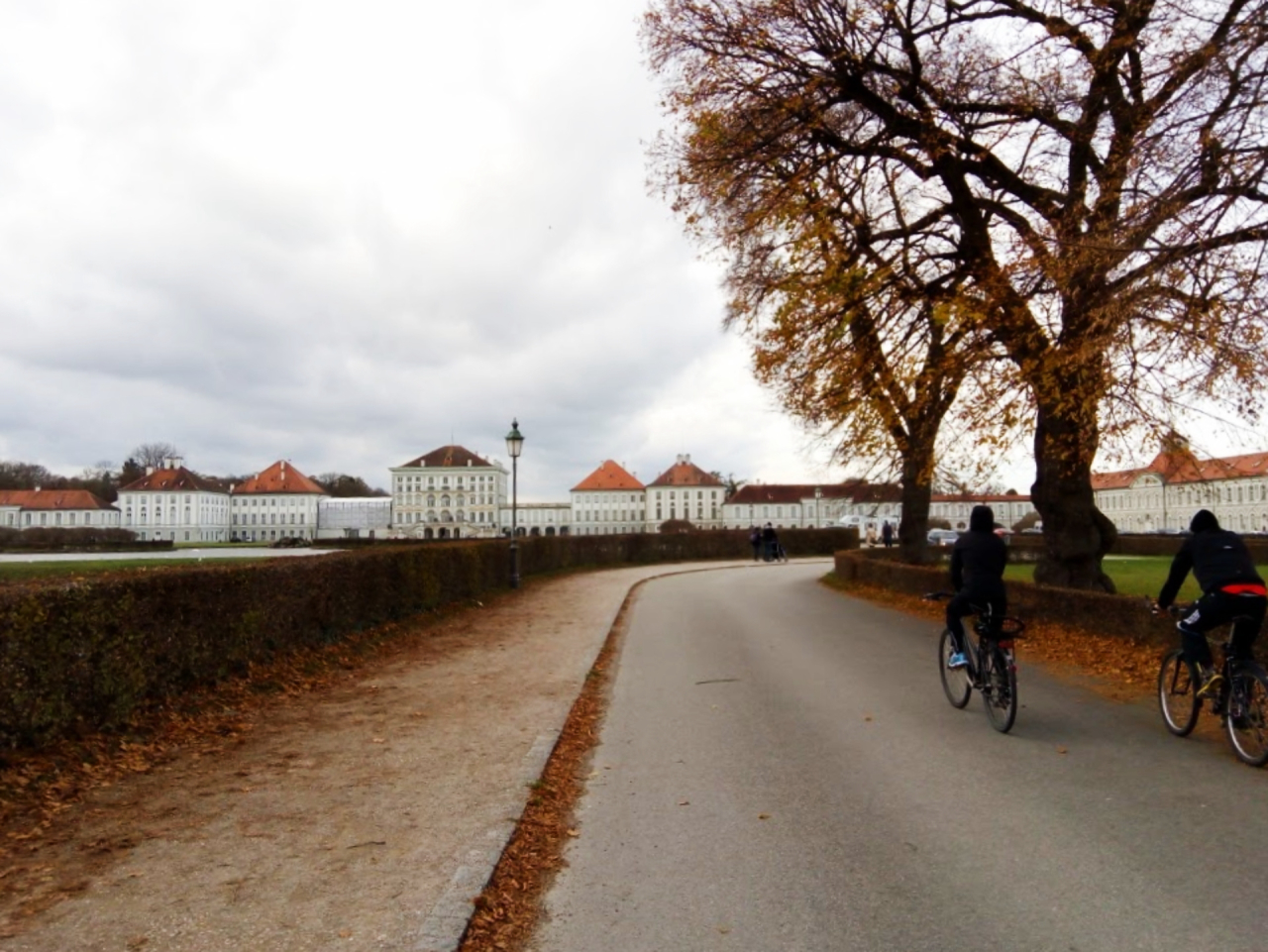 Visitantes chegam de bicicleta ao Palácio Nymphenburg, em Munique. Foto: Carolina Werneck/Gazeta do Povo