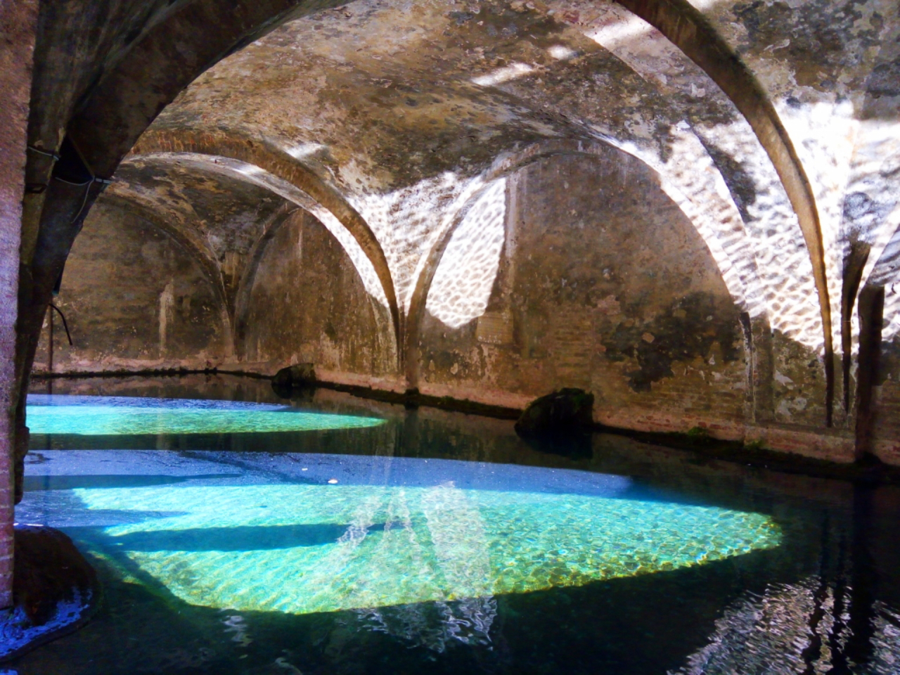 A parte de dentro da Fontebranda, em Siena, com um azul inesquecível. Foto: Carolina Werneck/Gazeta do Povo