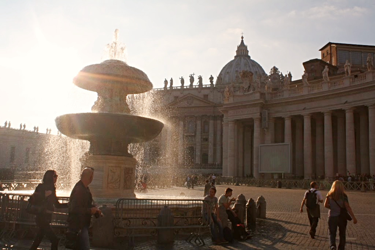 Praça de São Pedro, no Vaticano, ao entardecer. Ao fundo, a Basílica. Foto: Carolina Werneck/Gazeta do Povo