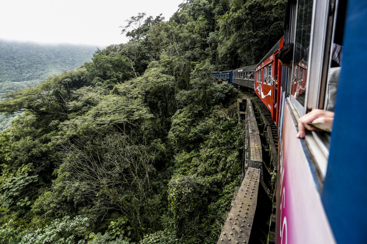 O passeio da Litorina vai até Morretes, e de lá é possível fazer roteiros até mesmo a Ilha do Mel. Foto: Henry Milléo/Gazeta do Povo.