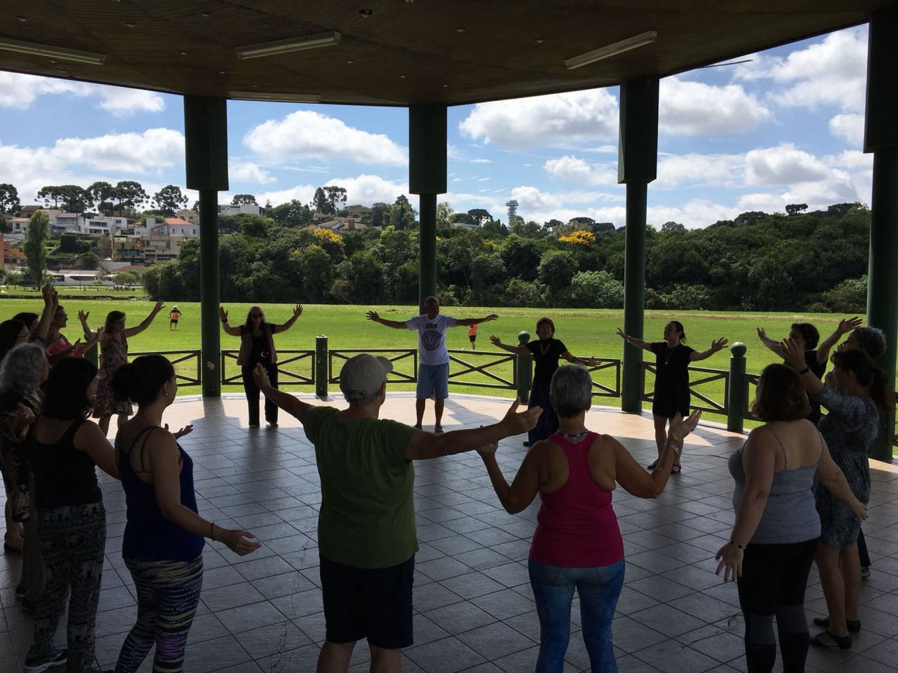 A roda de danças circulares resgata passos folclóricos mesclados com meditação. Foto: divulgação.