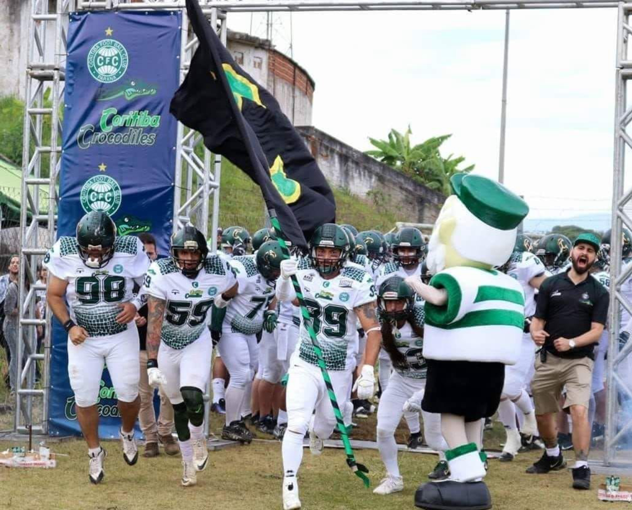O Coritiba Crocodiles entrando em campo. Foto: Adriana Ferrari/Divulgação