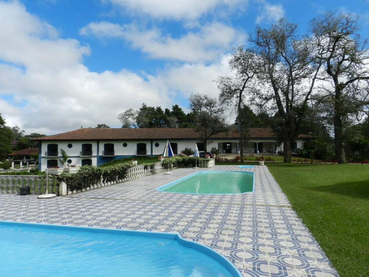 Em estilo colonial, o Hotel Fazenda Araucária oferece atividades hípicas e de natureza. Foto: reprodução Facebook.