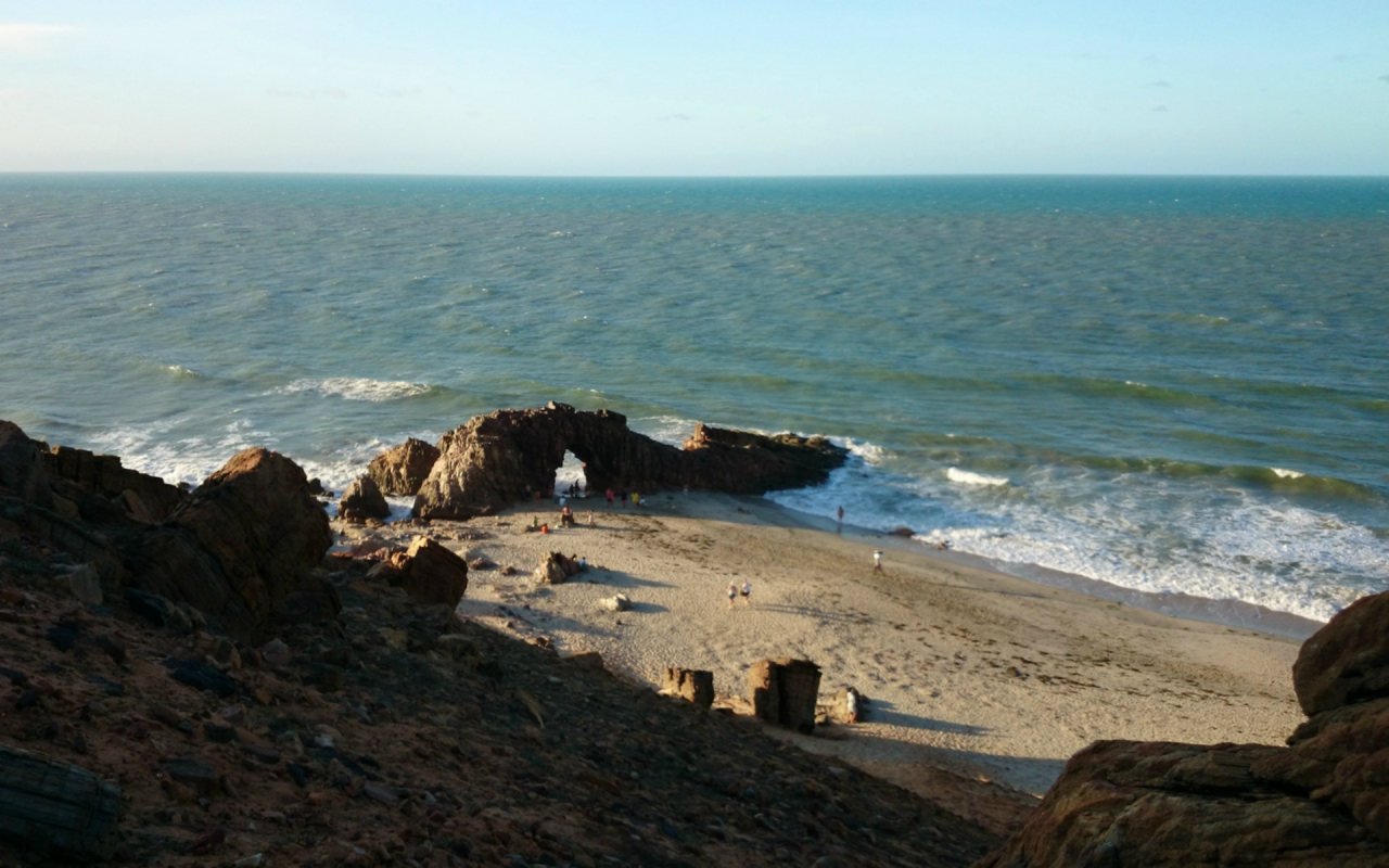 Praia de Jericoacoara e um dos maiores pontos turísticos da região, a Pedra Furada. Foto: Visual Hunt.