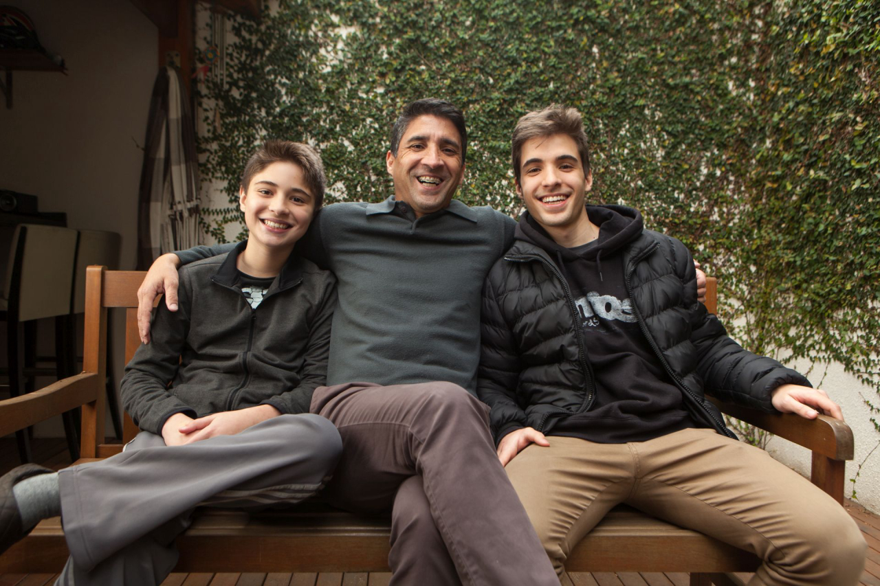 Ricardo Maciel com os filhos Leonardo (à direita) e Eduardo. O corretor imobiliário tem quatro filhos e diz ter "aprendido a ser pai" quando o caçula nasceu. Foto: Fernando Zequinão/Gazeta do Povo