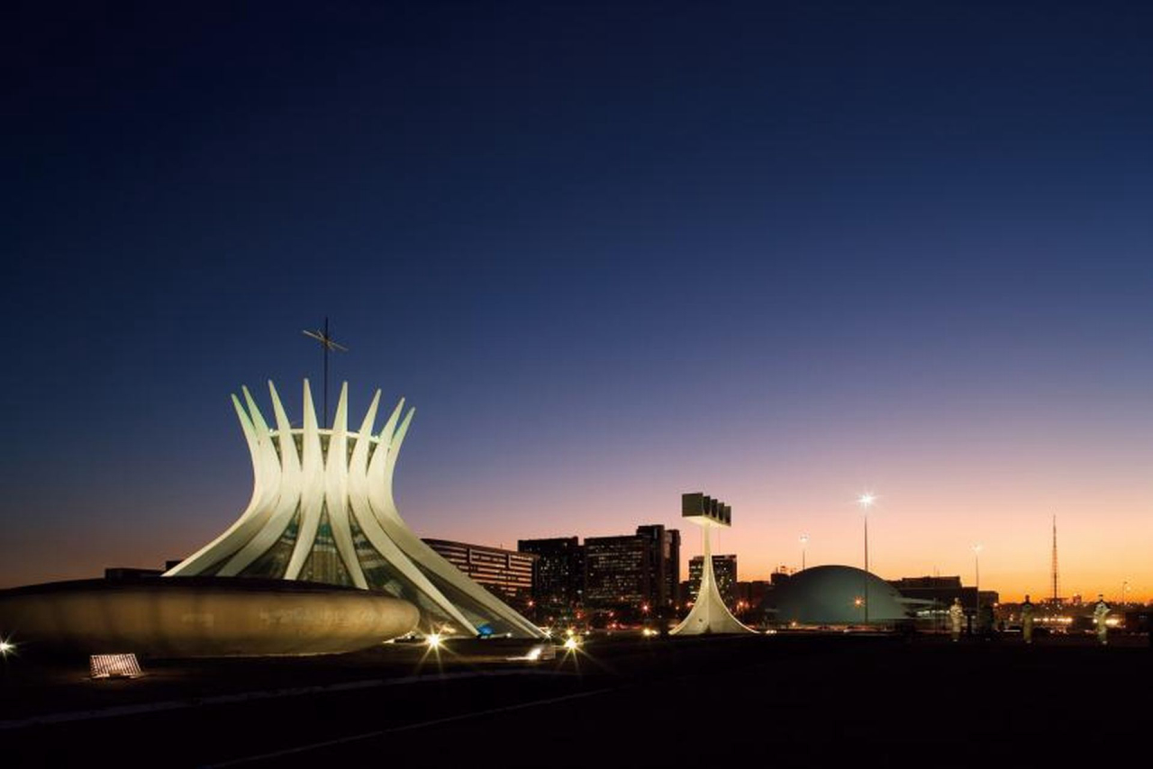 A Catedral de Brasília na Esplanada dos Ministérios. Foto: Embratur.