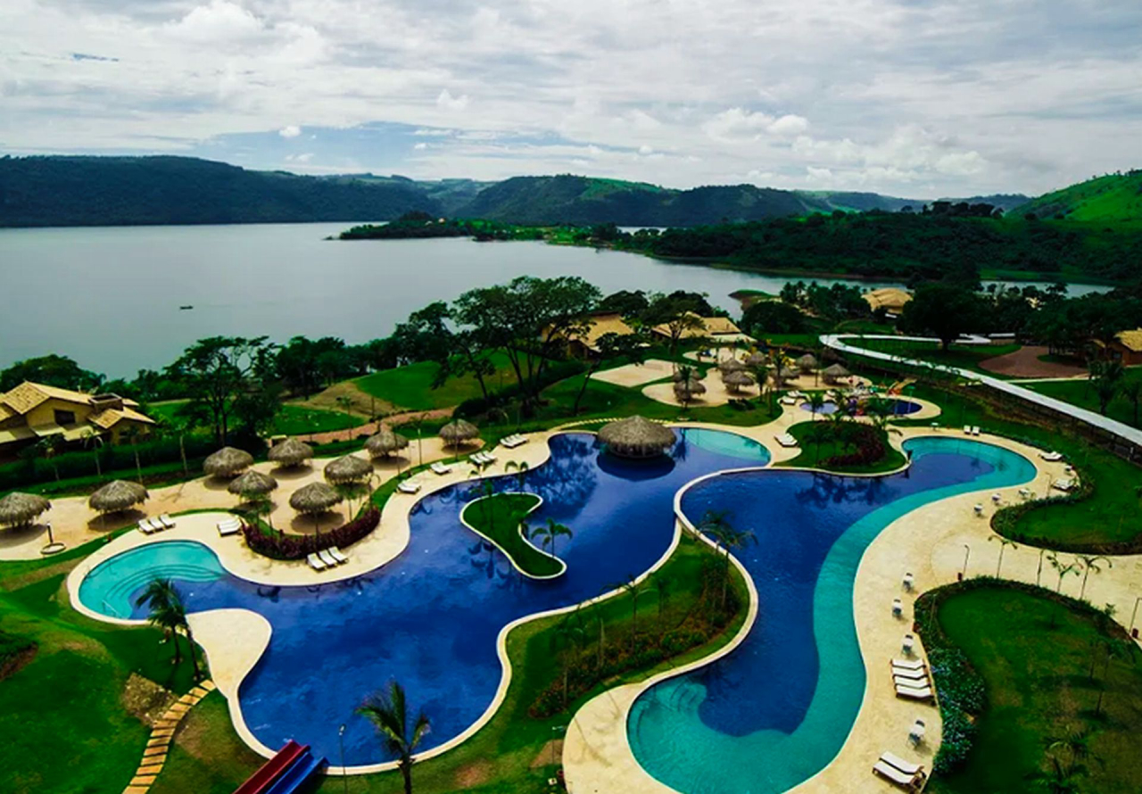 O Tayayá Aquapark fica de frente para a represa de Chavantes, com uma marina e praia artificial. Foto: reprodução Facebook.