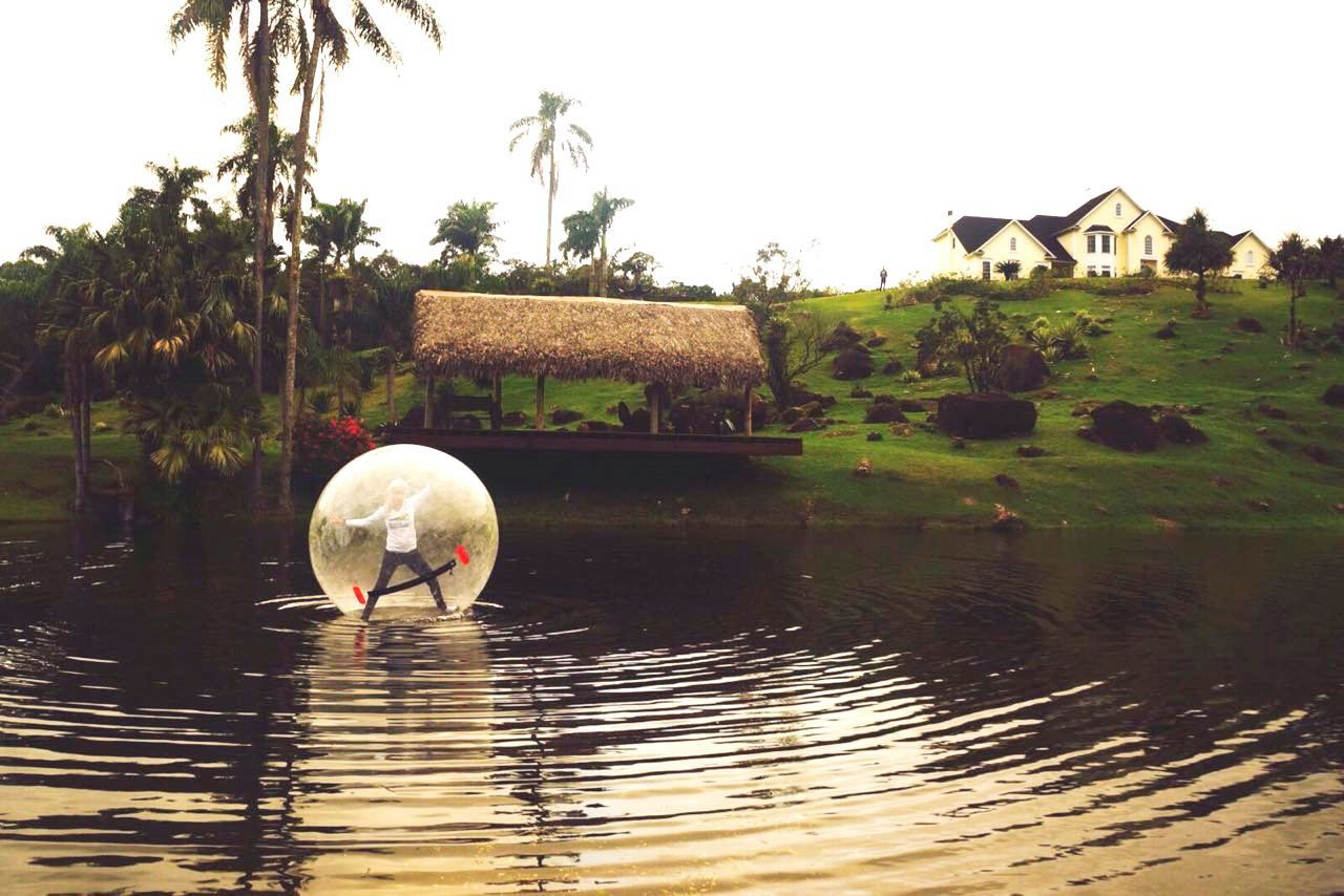A bolha humana, atrativo no lago por onde passa a tirolesa. Foto: Divulgação.