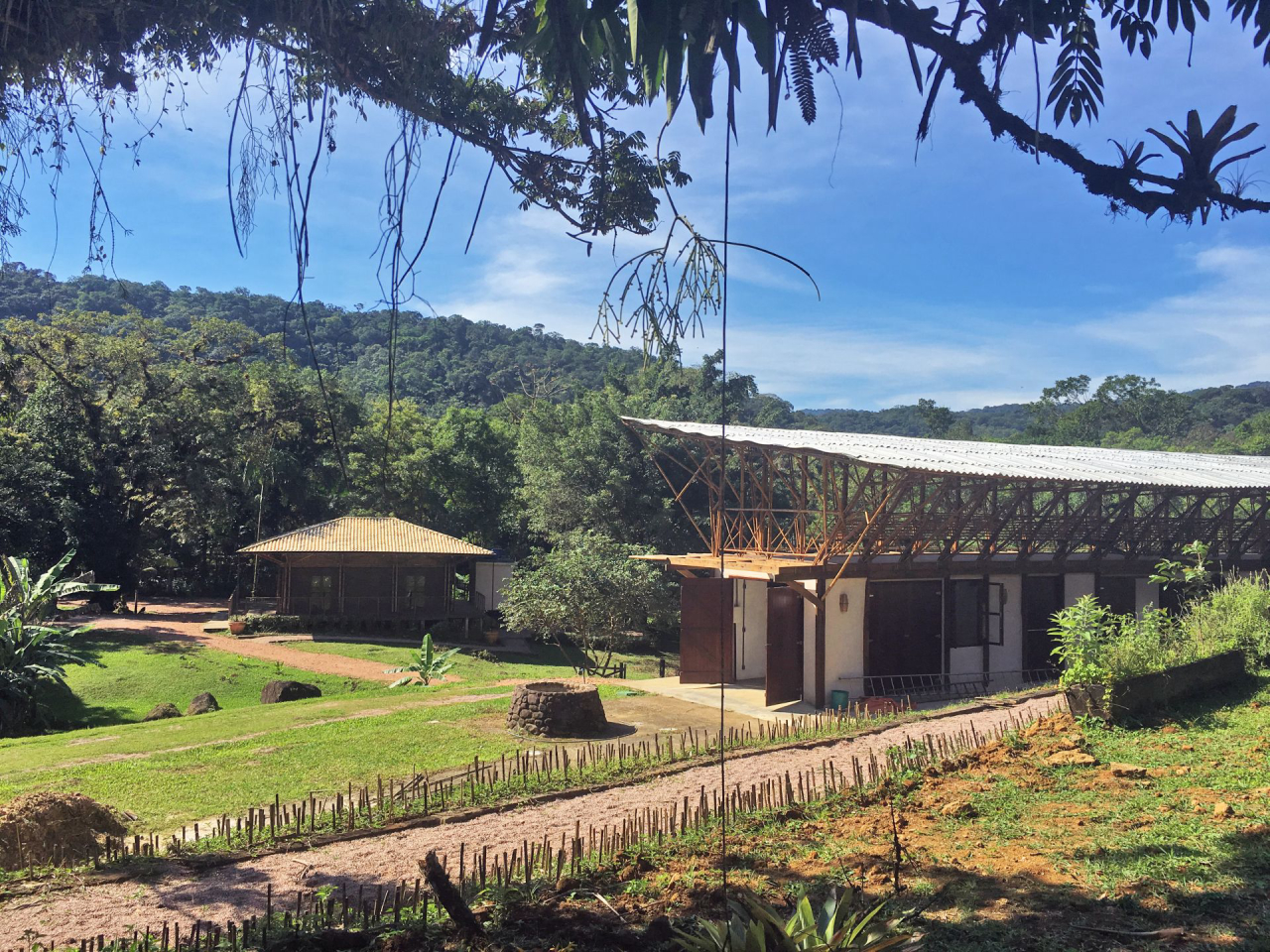 O espaço Tekôa é formado por três construções onde são ministradas oficinas de conscientização ambiental. Foto: Divulgação.