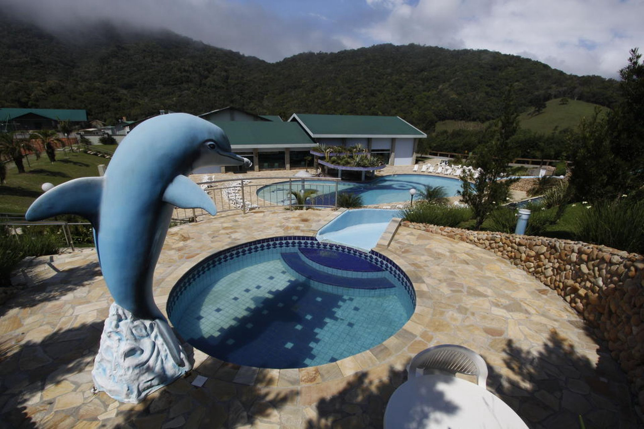 O Plaza Ecoresort Capivari possui piscina com toboágua para divertir as crianças. Foto: reprodução Facebook.