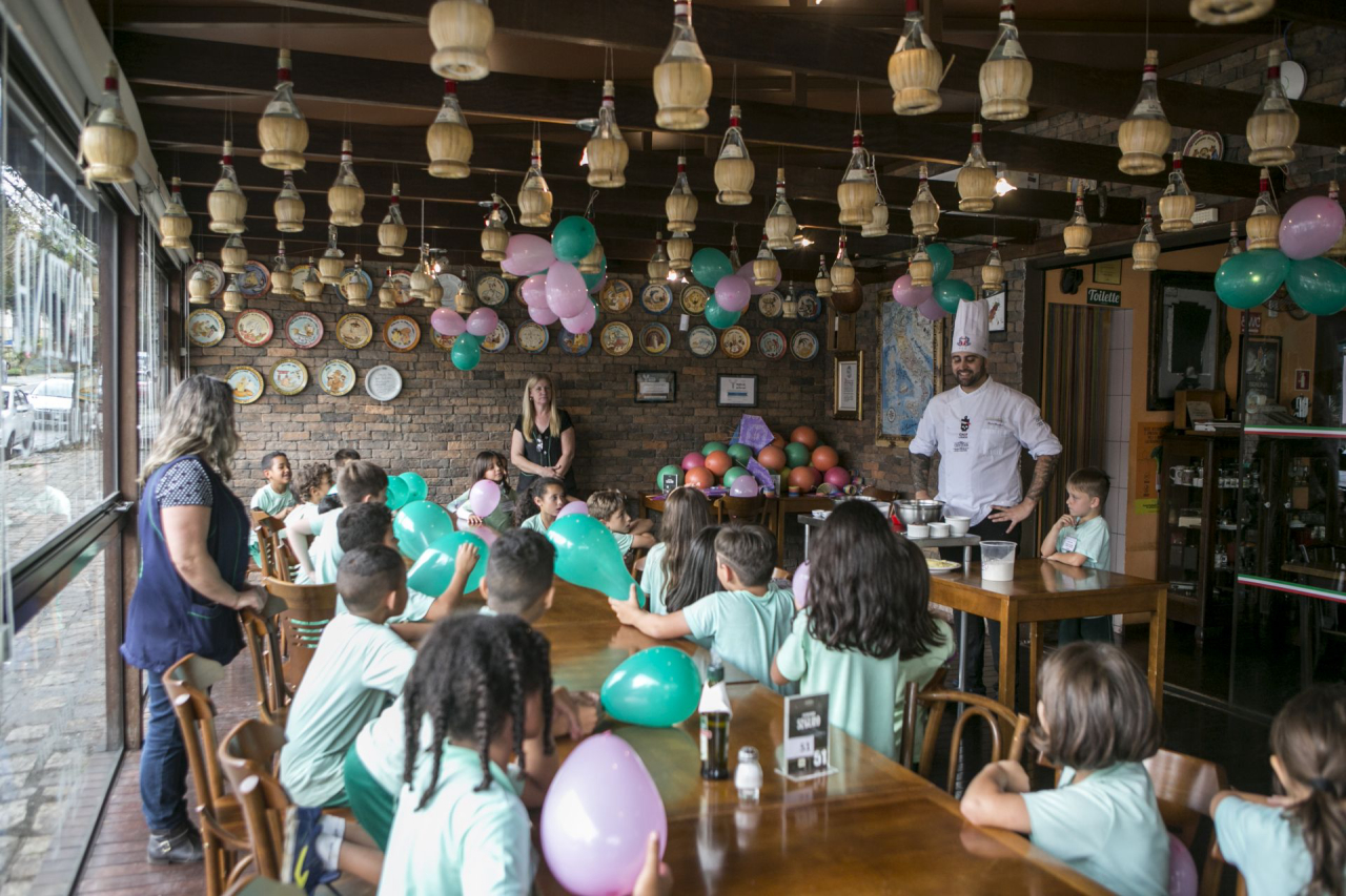 A turma do segundo ano da escola Adriano Robine, do bairro Fazendinha, participou da ação da Abrasel-PR preparando pizza na Cantina do Délio. Foto: Marcelo Andrade/Gazeta do Povo