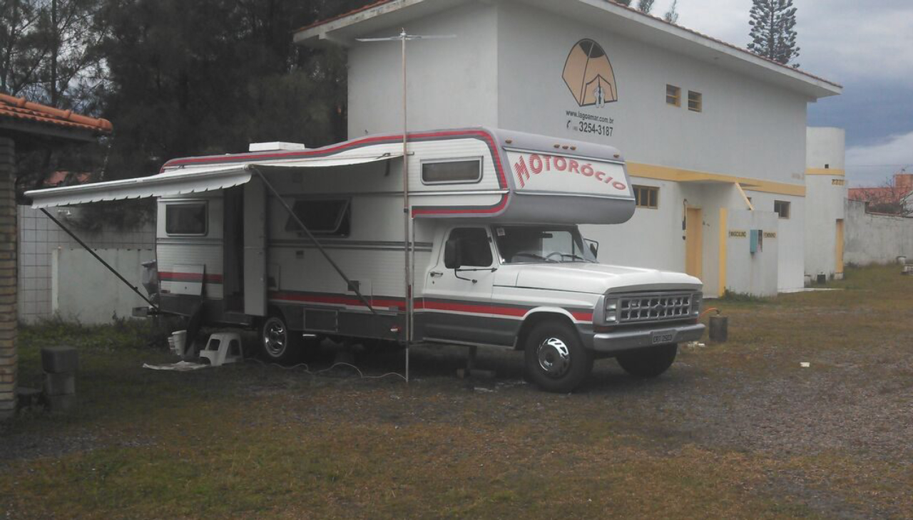 Motorhome reformado por Ari e Josemeri Neves. Em cima da cabine do motorista tem uma cama de casal, onde as netas de oito anos adoram ficar. Foto: Arquivo pessoal