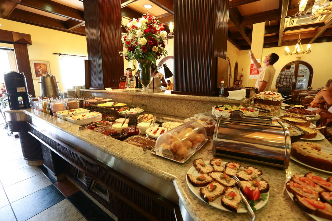 O buffet possui mais de 100 itens servidos a vontade. Foto: divulgação.