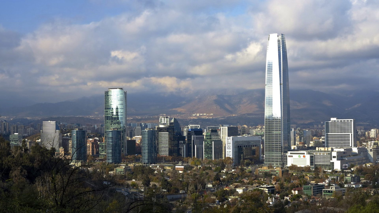 A capital chilena está colada na Cordilheira dos Andes. Foto: VisualHunt.