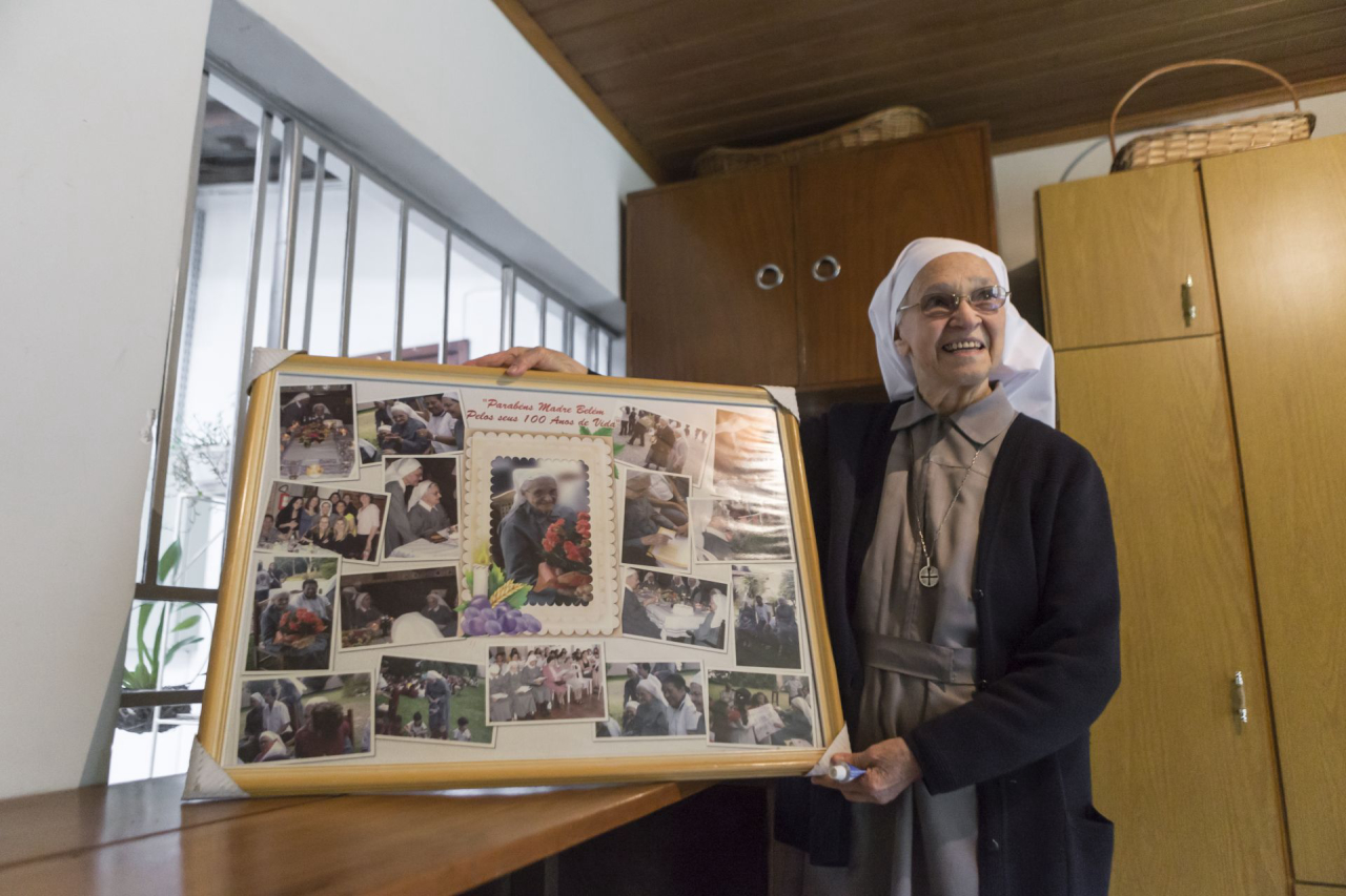 Irmã Margarida mostra o quadro de comemoração dos 100 anos de Irmã Belém, em 2009. Foto: Fernando Zequinão/Gazeta do Povo