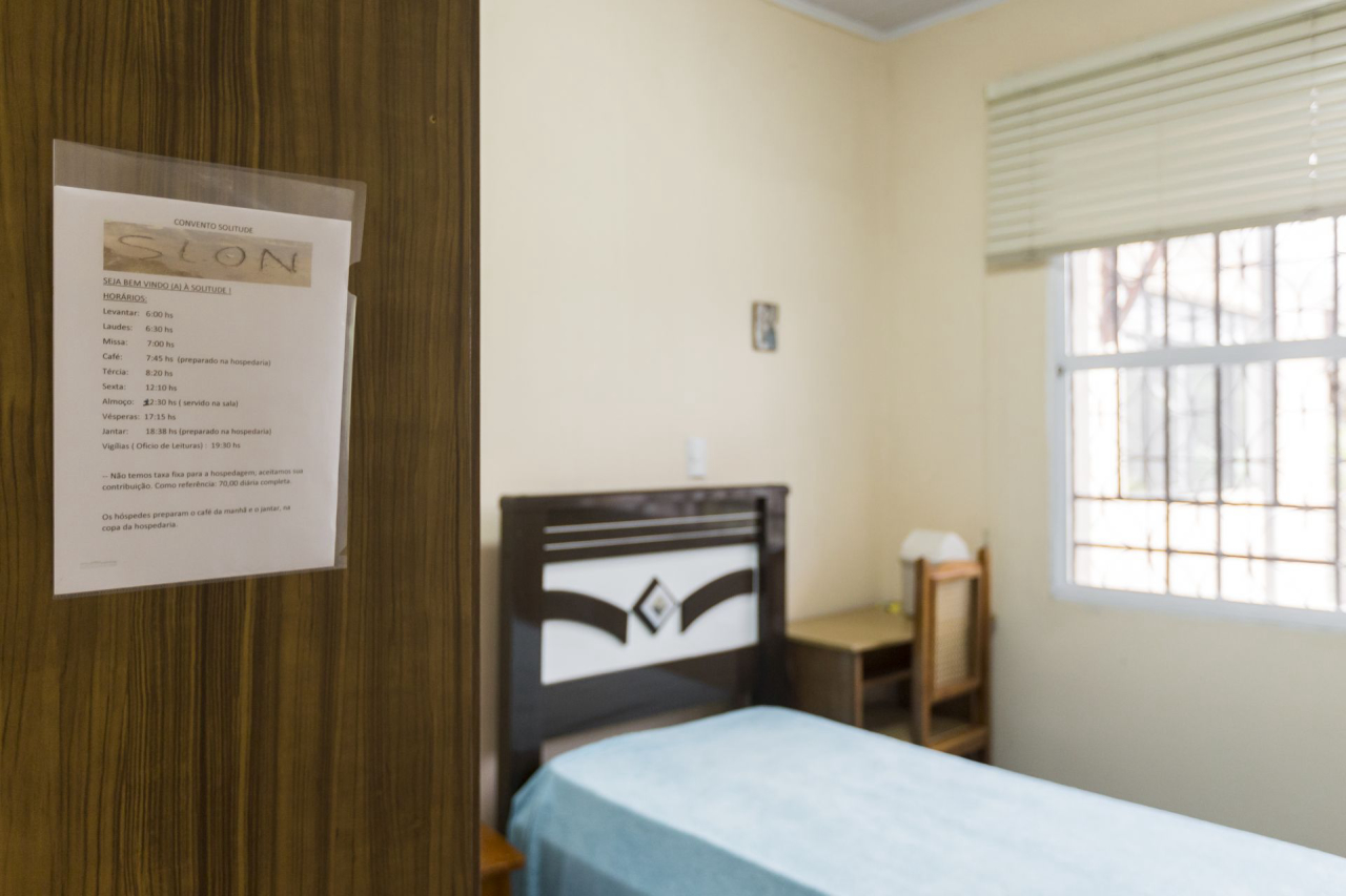 Os aposentos da hospedaria do Convento Solitude tem uma cama, um armário e uma escrivaninha. O valor sugerido para contribuição é de R$ 70 a diária. Foto: Fernando Zequinão/Gazeta do Povo