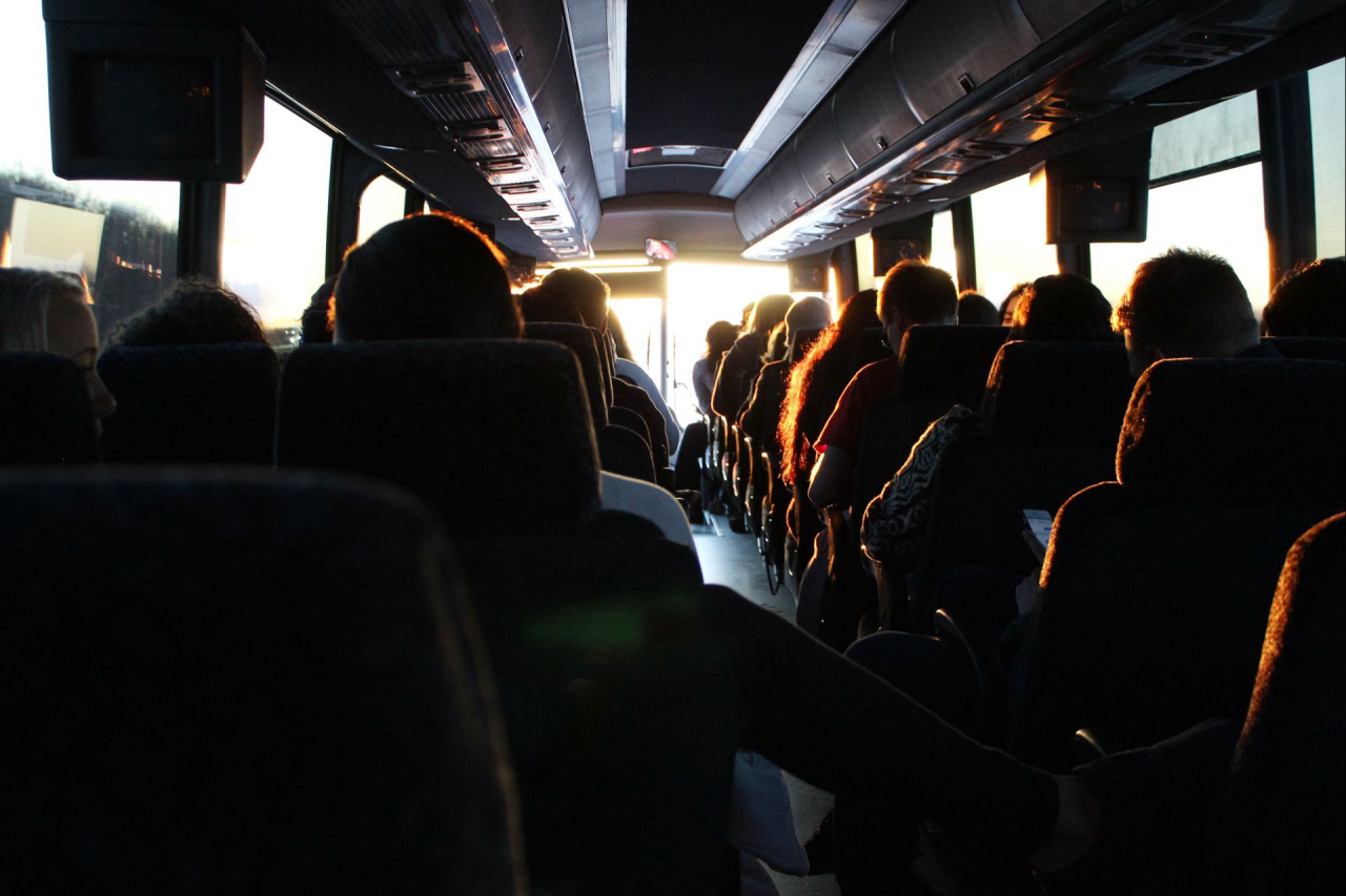 Mulheres podem tomar alguns cuidados para evitar o assédio sexual dentro do ônibus. Foto: Unsplash.