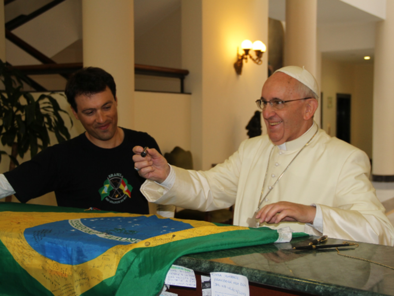 Leandro Martins foi recebido pelo papa Francisco, no Vaticano, em 2013. Foto: Arquivo Pessoal