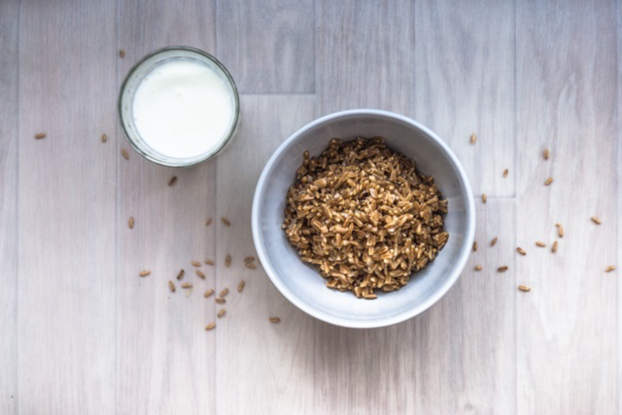 Uma opção rica em proteínas é uma tigela de cereal integral com iogurte ou leite desnatado. Foto: divulgação