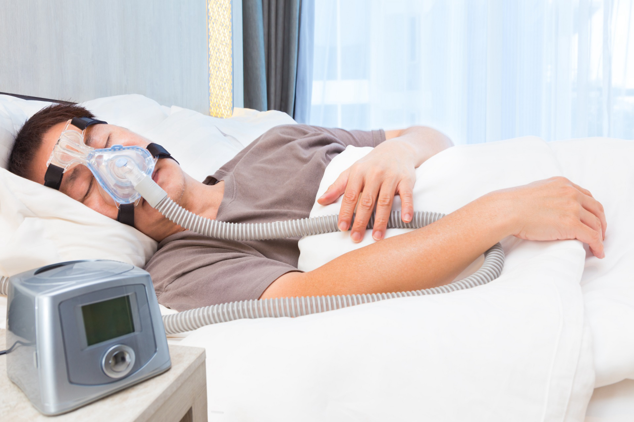 A apneia do sono pode ser efetivamente tratada com um dispositivo noturno chamado CPAP, uma máquina que fornece pressão positiva constante durante a inspiração e a expiração de quem dorme. Foto: Bigstock.