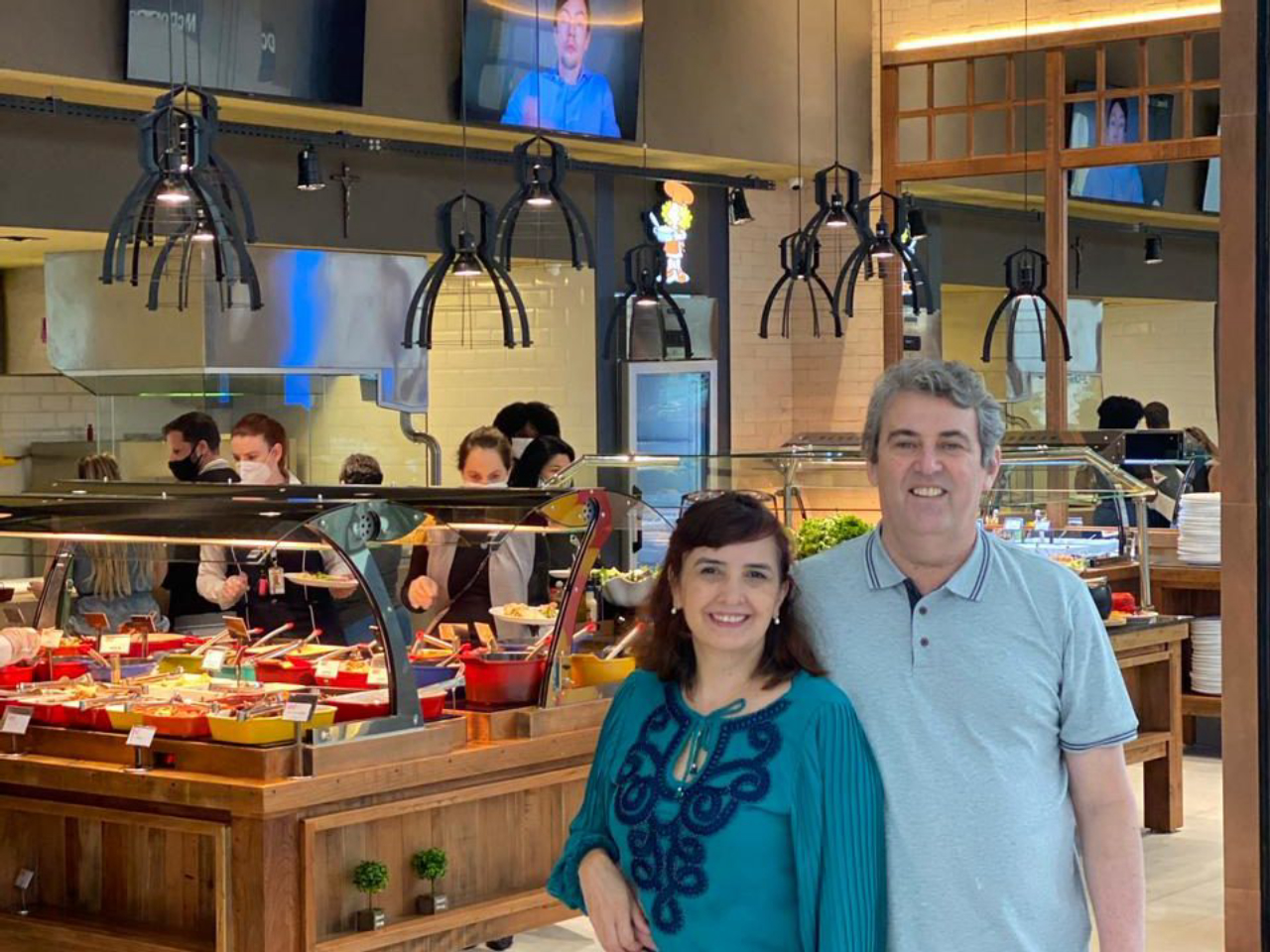 Joana Serra e Eder Carlos Rocha Santos, proprietários do Serra Restaurante, no<br>Shopping Curitiba. 