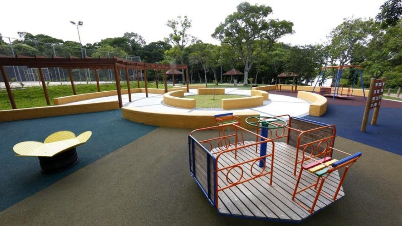 Os brinquedos adaptados do Parque São Lourenço estimulam o desenvolvimento de atividades lúdicas e capacidades motoras das crianças. 