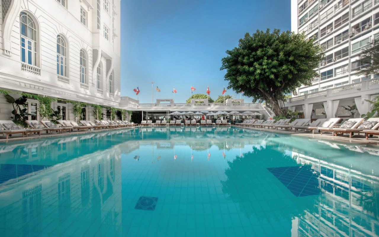 A piscina do Copacabana Palace é um capítulo à parte e um personagem dentro do complexo do hotel.  