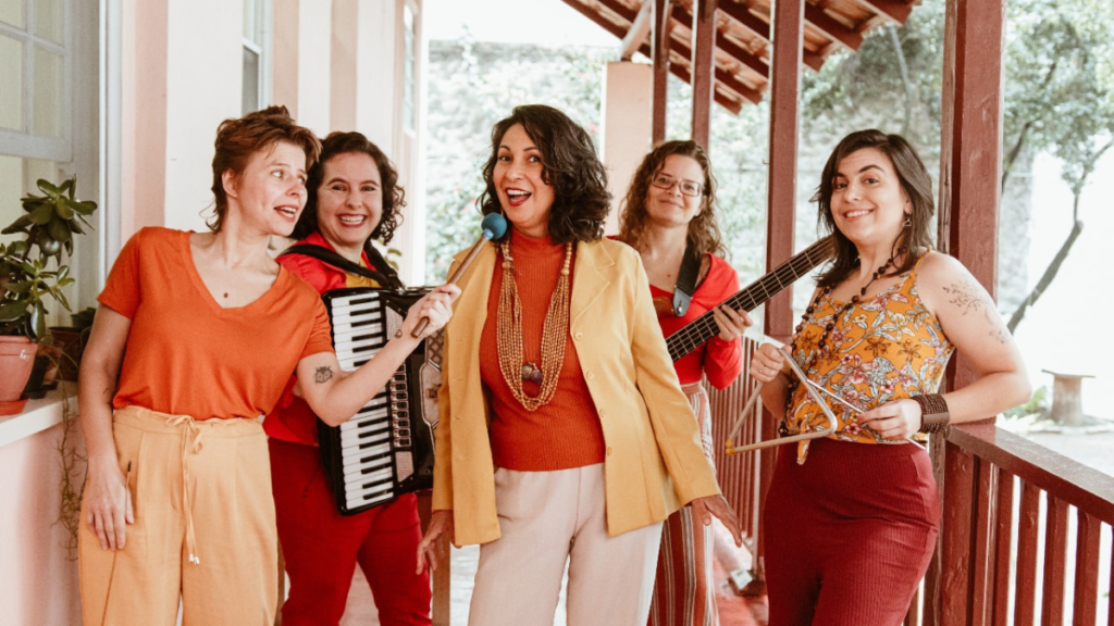 Forró Maravilha (foto) traz apresentação de grupo formado somente por mulheres. Crédito: divulgação.