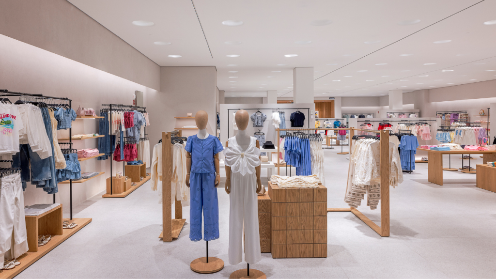 Em um único andar, Zara traz conceito global para Curitiba com mais de 2.200m² de loja. Crédito: Reprodução. 